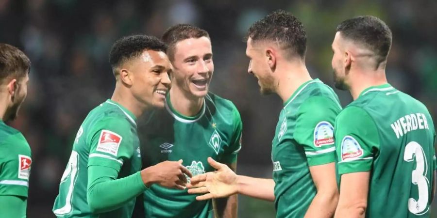 Die Spieler von Werder Bremen feiern ein weiteres Tor beim 4:0-Sieg gegen Erzgebirge Aue. Foto: Carmen Jaspersen/dpa