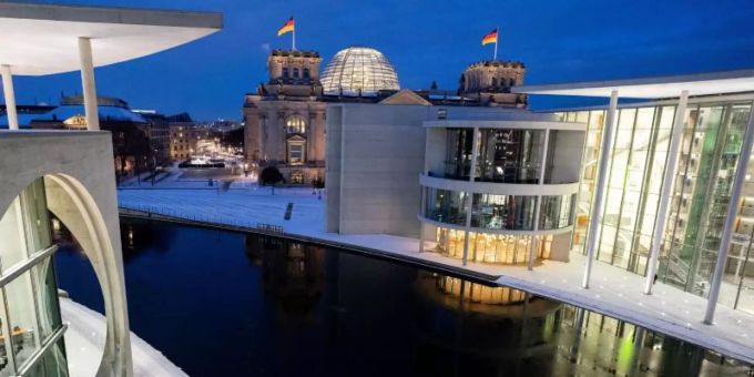 Blick auf das Regierungsviertel mit dem Reichstagsgebäude, dem Elisabeth-Lüders-Haus (l.) und dem Paul-Löbe-Haus (r.). Foto: Kay Nietfeld/dpa Blick auf das Regierungsviertel mit dem Reichstagsgebäude, dem Elisabeth-Lüders-Haus (l.) und dem Paul-Löbe-Haus (r.). Foto: Kay Nietfeld/dpa