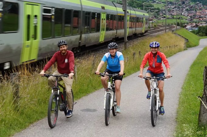 Ökologisch: Die SP Frutigland möchte ein Zeichen für nachhaltige Transportmittel setzen, denn gerade im Oberland ist der Klimawandel an den Gletschern deutlich sichtbar. Auf den Bild zu sehe SP Frutigland