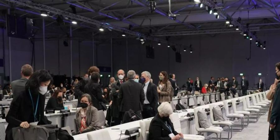 Länder-Vertreter in der Halle der UN-Klimakonferenz COP26. Foto: Alberto Pezzali/AP/dpa