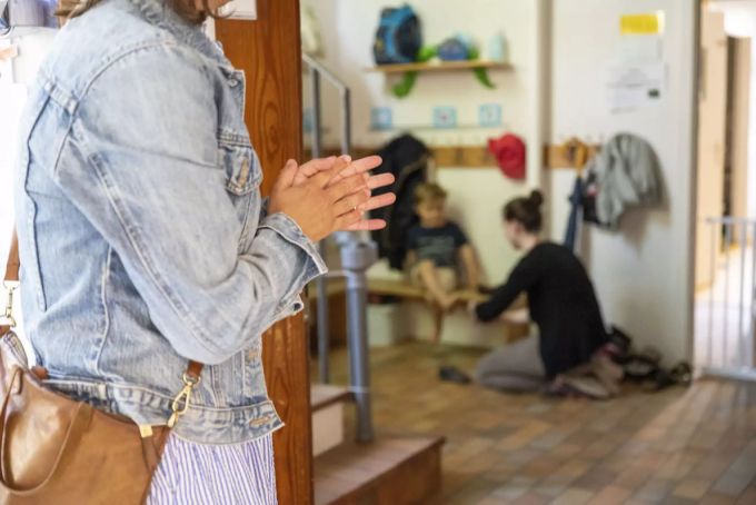 Pädagogen geben an, dass viele Eltern ihre Kinder abgeben und von den «Betreuern» die Lösung von Konflikten erwarten. (Symbolbild) Eltern Kinder
