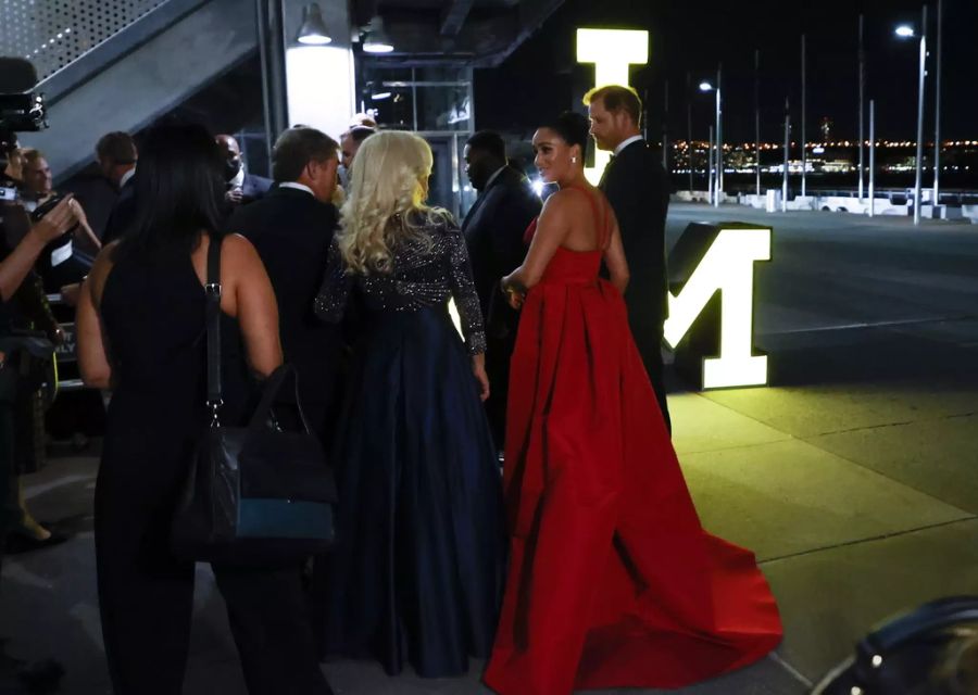 Das Kleid ist von Carolina Herrera.