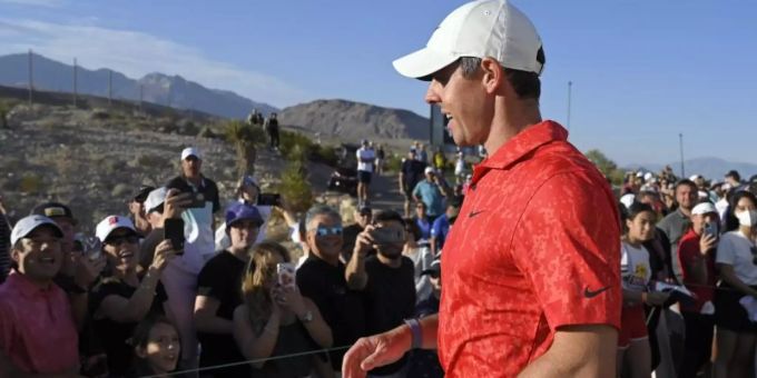 Hat das Turnier in Las Vegas gewonnen: Rory McIlroy geht an den Zuschauern vorbei. Foto: David Becker/AP/dpa Hat das Turnier in Las Vegas gewonnen: Rory McIlroy geht an den Zuschauern vorbei. Foto: David Becker/AP/dpa