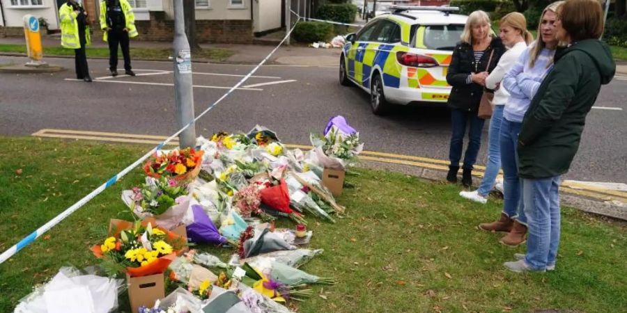 Blumen liegen am Tatort in Leigh-on-Sea. Foto: Dominic Lipinski/PA Wire/dpa