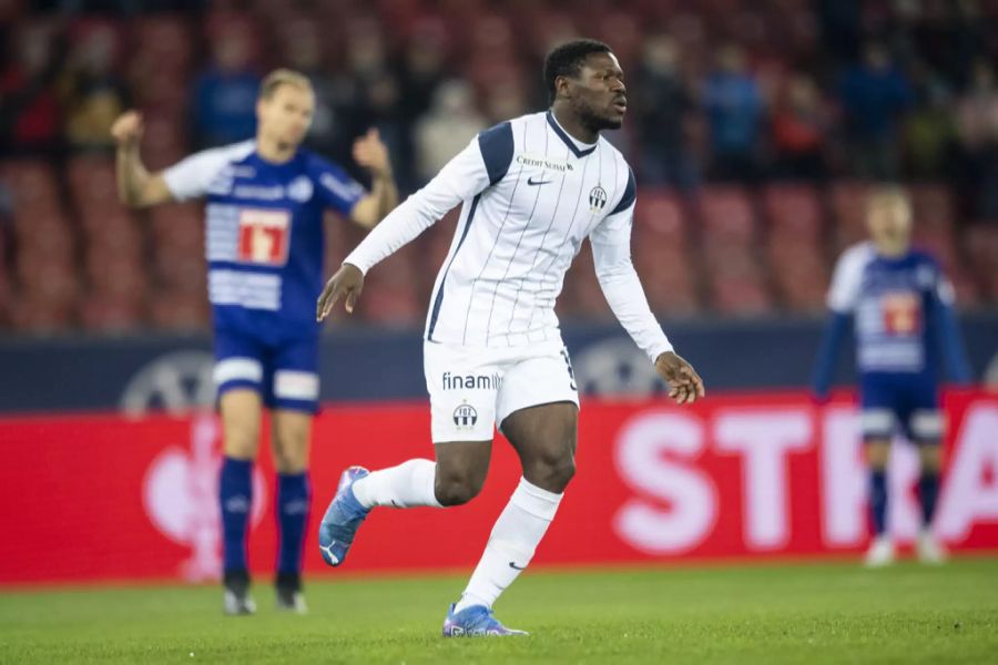 Schon nach gut einer Minute darf Zürich jubeln. Aiyegun Tosin profitiert von einem groben Fehler in der FCL-Defensive und markiert das 1:0.