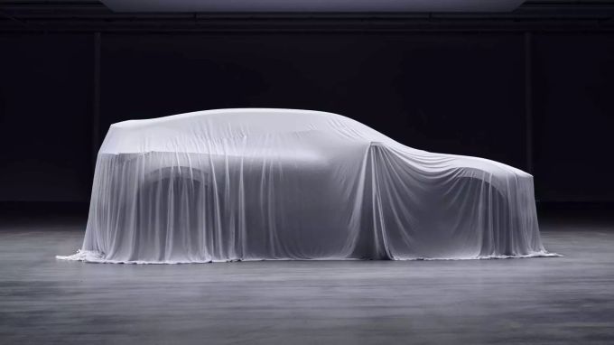 Der erste Teaser zeigt eine ausdrucksstarke Dachlinie mit prägnantem Heckspoiler 2022 Polestar 3