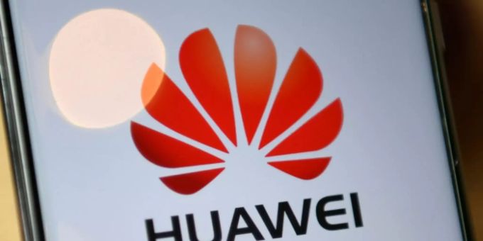 Logo von Huawei auf einem Smartphone. Das Unternehmen kämpft mit Gewinnverlusten. Huawei