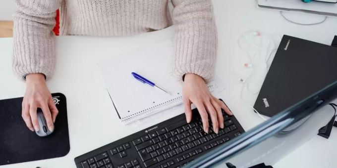 Laut einer Studie sind Frauen eher zu einem Wechsel des Arbeitgebers bereit als Männer. Foto: Uwe Anspach/dpa/Symbolbild Laut einer Studie sind Frauen eher zu einem Wechsel des Arbeitgebers bereit als Männer. Foto: Uwe Anspach/dpa/Symbolbild