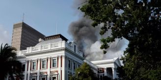 Wiederaufbau - Brand in Südafrikas Parlament richtet schwere Schäden an