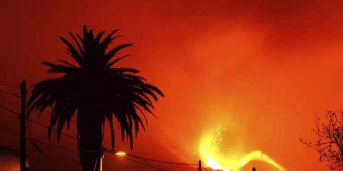 Aus dem Vulkan in der Cumbre Vieja auf La Palma fliesst weiter Lava. Foto: Daniel Roca/AP/dpa Vulkan