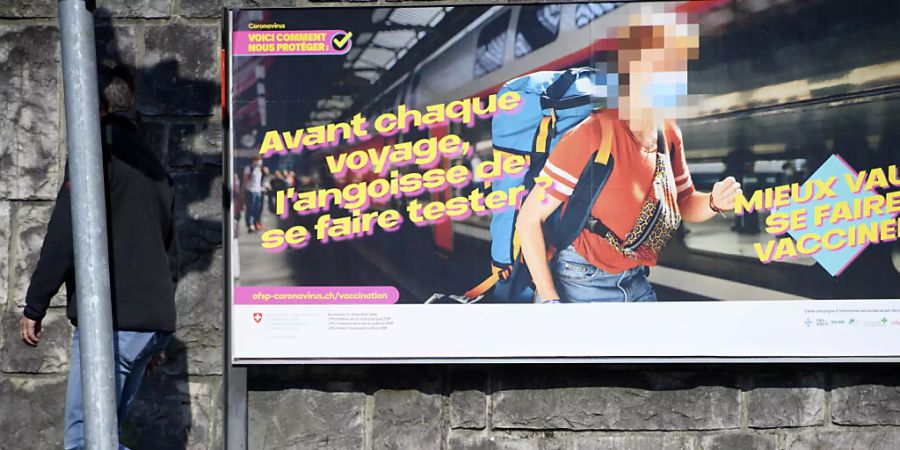 In seiner neuen Kampagne verweist das BAG auf die Wichtigkeit der Covid-Impfung für Reisewillige. (Archivbild)