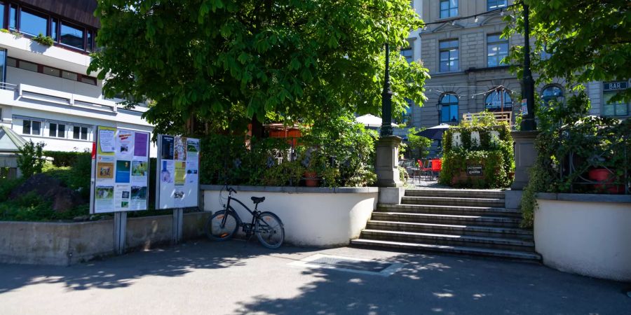Eingang zur Gartenbar Alte Schule in Horgen.