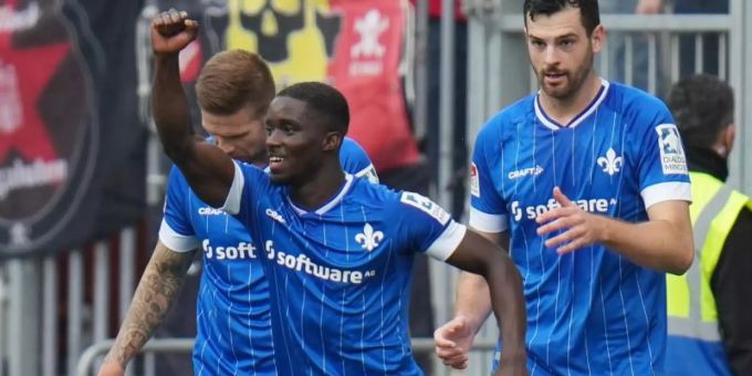 Darmstadts Braydon Manu (M) jubelt nach seinem Tor zum 2:0 gegen St. Pauli mit Phillip Tietz (l) und Luca Pfeiffer. Foto: Thomas Frey/dpa Darmstadts Braydon Manu (M) jubelt nach seinem Tor zum 2:0 gegen St. Pauli mit Phillip Tietz (l) und Luca Pfeiffer. Foto: Thomas Frey/dpa