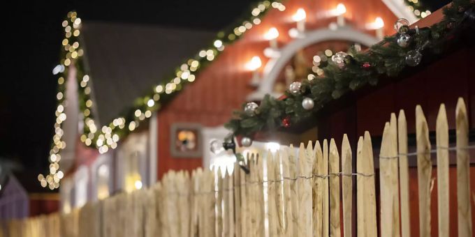 3G-Regel am Weihnachtsmarkt: Wegen der Kontrollen ist das «Wienachtsdorf» am Zürcher Sechseläutenplatz eingezäunt. (Archivbild) 3G-Regel am Weihnachtsmarkt: Wegen der Kontrollen ist das «Wienachtsdorf» am Zürcher Sechseläutenplatz eingezäunt. (Archivbild)