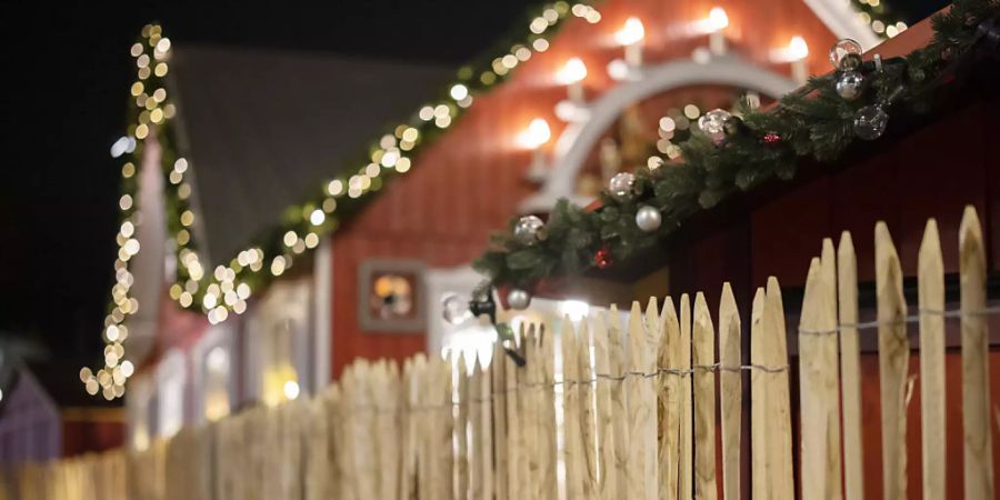 3G-Regel am Weihnachtsmarkt: Wegen der Kontrollen ist das «Wienachtsdorf» am Zürcher Sechseläutenplatz eingezäunt. (Archivbild)