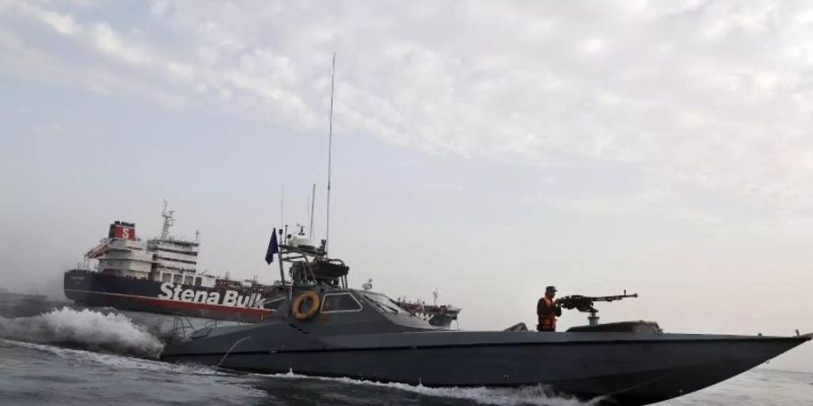Das Archivfoto zeigt ein Schnellboot der iranischen Revolutionsgarden im Jahr 2019 vor einem britischen Öltanker. Foto: Hasan Shirvani/Mizan News Agency/AP/dpa