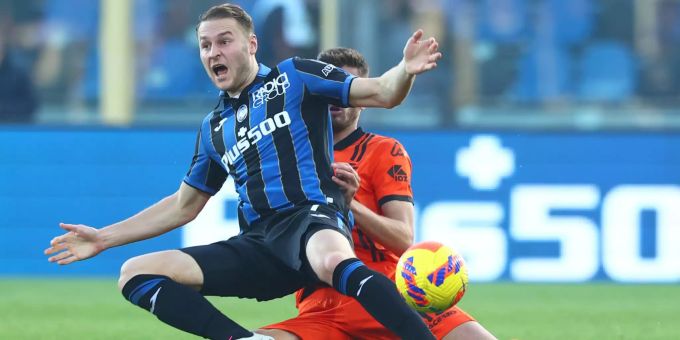 Teun Koopmeiners (Atalanta Bergamo) im Zweikampf mit Petko Hristov (Las Spezia). Die Nerazzurri treffen in der CL auf YB. Atalanta Bergamo Spezia YB