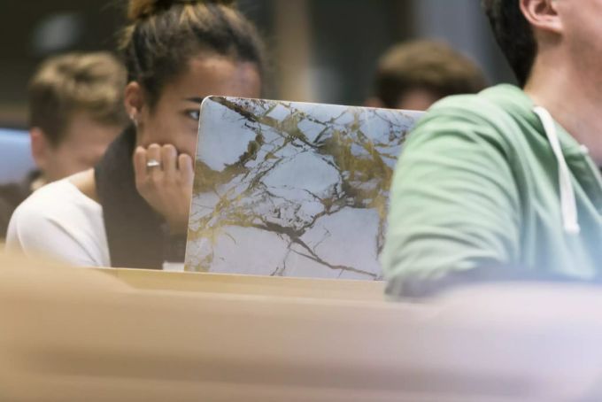 Eine Studentin in einem Hörsaal. Studentin im Hörsaal