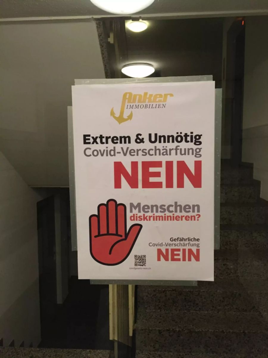 Ein Plakat an der Eingangstüre gegen das Covid-19-Gesetz.