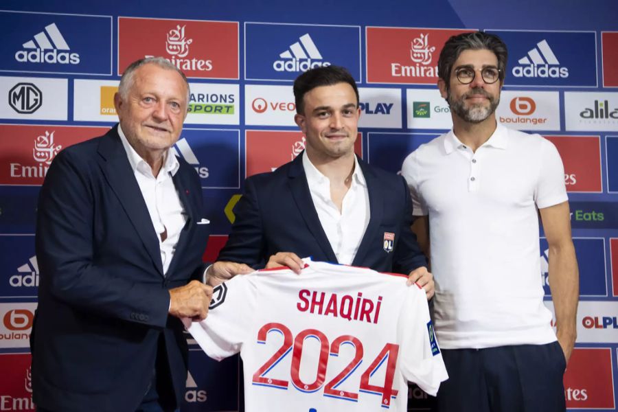 Lyon-Sportchef Juninho (r.) bei der Verpflichtung von Xherdan Shaqiri.