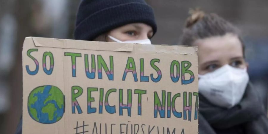 Teilnehmer an einer Demonstration der Klimaschutzbewegung «Fridays For Future» in Berlin. Foto: Paul Zinken/dpa