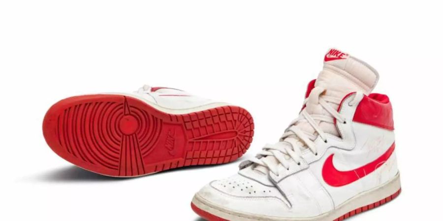 Ex-Basketballprofi Michael Jordan trug die Schuhe in seiner ersten NBA-Saison. Foto: -/Sothebys/dpa