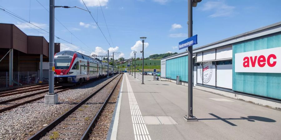 Gleise beim Bahnhof Niederweningen.