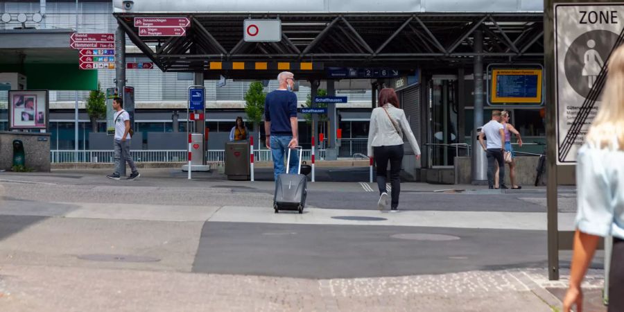 Passanten auf dem Weg zum Bahnhof Schaffhausen.