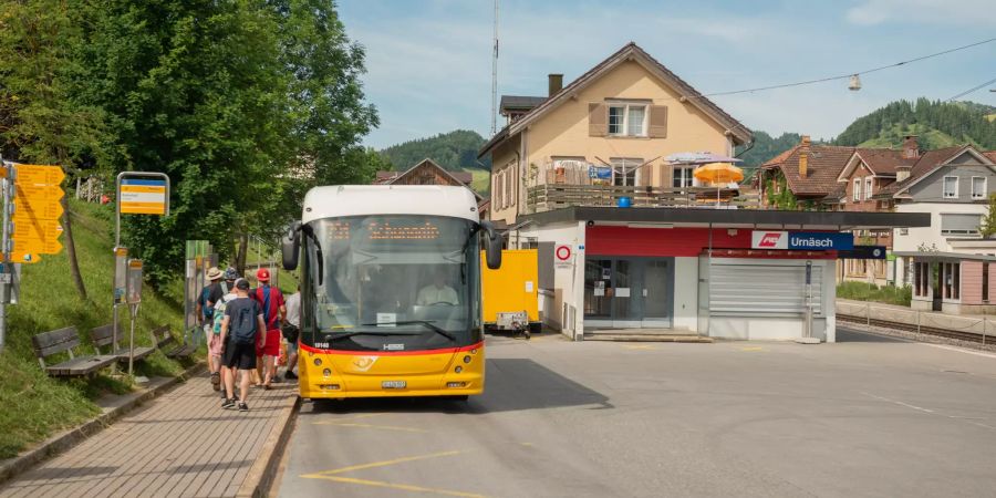 Postautohaltestelle am Bahnhof Urnäsch.