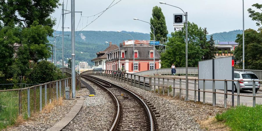 Bahngleis und Hauptstrasse über den Nidau-Büren Kanal.