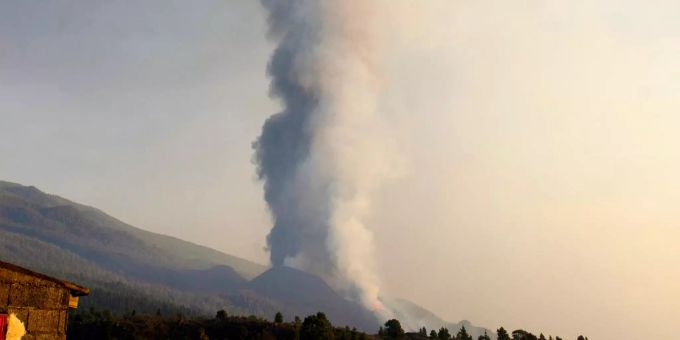 Asche steigt am 4. Oktober 2021 aus dem Vulkan Cumbre Vieja auf La Palma. Cumbre Vieja volcano continues its activity