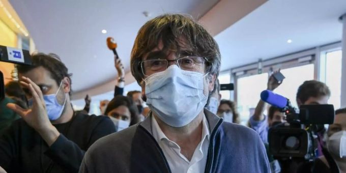 Carles Puigdemont (M), katalanischer Separatistenführer und Europaabgeordneter, trifft zu einer Ausschusssitzung im Europäischen Parlament ein. Foto: Riccardo Pareggiani/AP/dpa Carles Puigdemont (M), katalanischer Separatistenführer und Europaabgeordneter, trifft zu einer Ausschusssitzung im Europäischen Parlament ein. Foto: Riccardo Pareggiani/AP/dpa