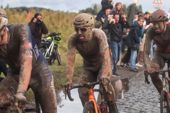 Sonny Colbrelli (m) während des Rennens von Paris Roubaix. Paris Roubaix