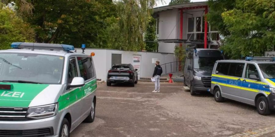 Polizeifahrzeuge stehen vor dem Impfzentrum in Nördlingen. Dort lassen sich Patienten des beschuldigten Arztes einem Antikörpertest unterziehen. Foto: Stefan Puchner/dpa