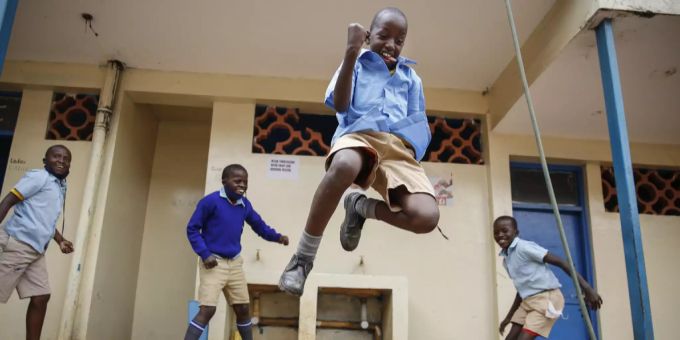 Schulkinder scherzen und spielen in der Olympic Primary School in Kibera. Coronavirus Kibera
