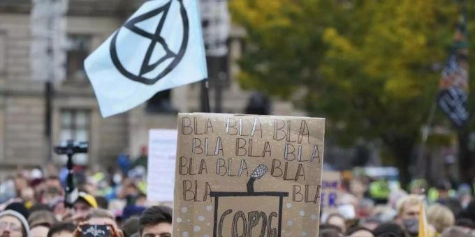 Klimaaktivisten bei einer Demo im schottischen Glasgow. Foto: Jon Super/AP/dpa Papst