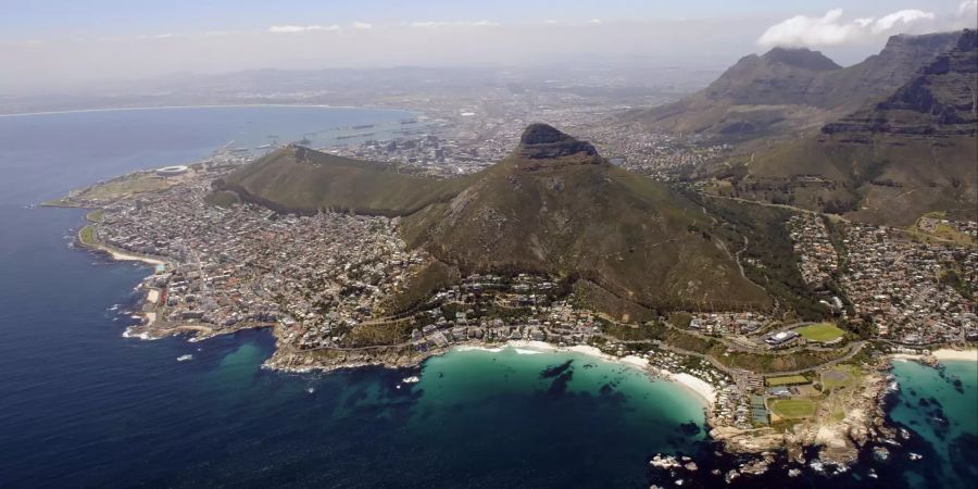 Kapstadt aus der Luft: Die Stadt im Süden des afrikanischen Kontinents ist ein Muss-Reiseziel für Gourmets. Eine tolle Umgebung – natürlich – inklusive.