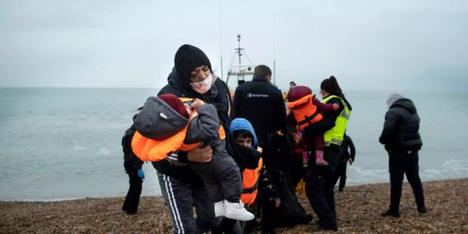 Bootsflüchtlinge
bei der Ankunft in Grossbritannien Bootsflüchtlinge
bei der Ankunft in Grossbritannien