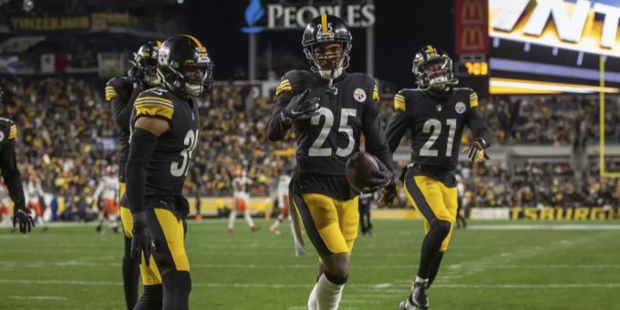 Ahkello Witherspoon bejubelt eine Interception. Pittsburgh Steelers
