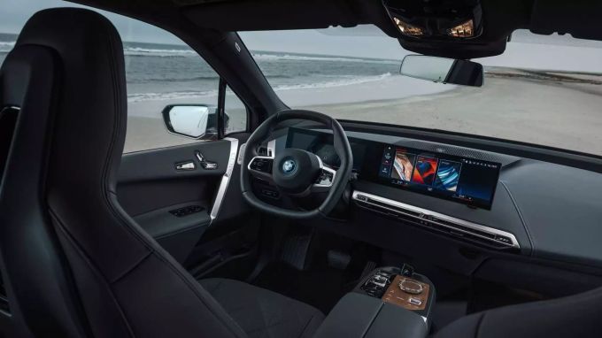 Reduzierte Bedienelemente und ein grosses Curved Display sind die Zutaten der neuen BMW-Moderne BMW iX M60