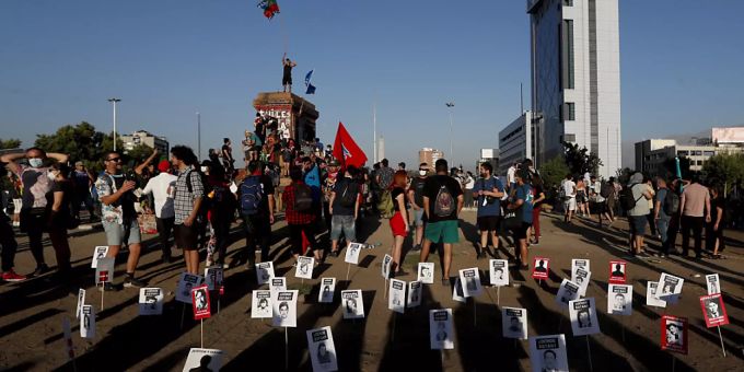 Menschen stellen Bilder der Opfer der letzten Diktatur auf als Reaktion auf die Nachricht vom Tod von Lucia Hiriart de Pinochet, der Witwe des verstorbenen Diktators General Augusto Pinochet. Sie sei wenige Tage vor der richtungsweisenden Präsidentenwahl gestorben, berichteten lokale Medien. Foto: Luis Hidalgo/AP/dpa Menschen stellen Bilder der Opfer der letzten Diktatur auf als Reaktion auf die Nachricht vom Tod von Lucia Hiriart de Pinochet, der Witwe des verstorbenen Diktators General Augusto Pinochet. Sie sei wenige Tage vor der richtungsweisenden Präsidentenwahl gestorben, berichteten lokale Medien. Foto: Luis Hidalgo/AP/dpa
