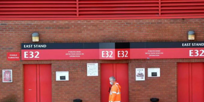 Ein Mitarbeiter geht an der Osttribüne des Old-Trafford-Stadions, der Heimstätte von Manchester United, vorbei. Foto: Anthony Devlin/PA Wire/dpa Ein Mitarbeiter geht an der Osttribüne des Old-Trafford-Stadions, der Heimstätte von Manchester United, vorbei. Foto: Anthony Devlin/PA Wire/dpa