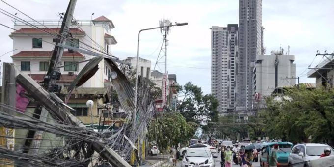 Umgestürzte Strommasten in Cebu. Foto: Jay Labra/AP/dpa Umgestürzte Strommasten in Cebu. Foto: Jay Labra/AP/dpa