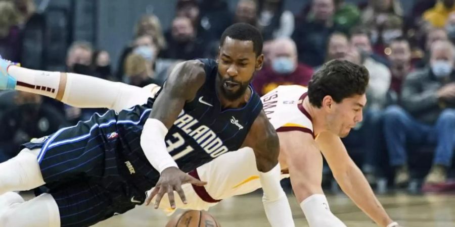 Terrence Ross (31) von den Orlando Magic und Cedi Osman (16) von den Cleveland Cavaliers kämpfen in der ersten Halbzeit um einen freien Ball. Die Cavaliers gewannen 105-92. Foto: Tony Dejak/AP/dpa