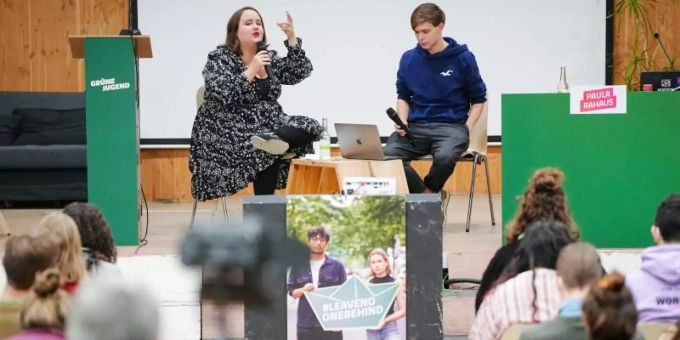 Die stellvertretende Grünen-Bundesvorsitzende Ricarda Lang und der Grüne-Jugend-Chef Timon Dzienus. Foto: Kay Nietfeld/dpa Die stellvertretende Grünen-Bundesvorsitzende Ricarda Lang und der Grüne-Jugend-Chef Timon Dzienus. Foto: Kay Nietfeld/dpa