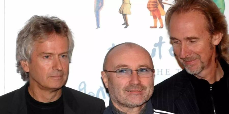 Tony Banks (l-r), Phil Collins und Mike Rutherford von der Band Genesis. Foto: epa Daniel Deme/epa/dpa