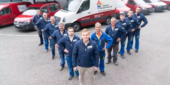 Roger Aeschi (vorne) mit dem Team der Aeschi Haustechnik AG in Laufen. Aeschi Haustechnik AG Laufen