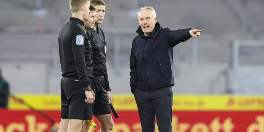 Freiburgs Trainer Christian Streich (r) sprach nach dem Spiel mit Schiedsrichter Frank Willenborg. Foto: Tom Weller/dpa