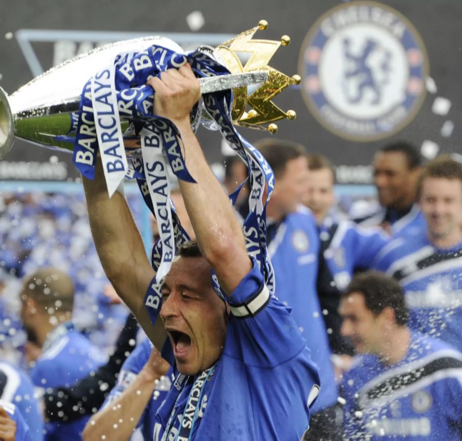 Später ist John Terry selbst Kapitän der Blues und kann einige Trophäen hochstemmen.