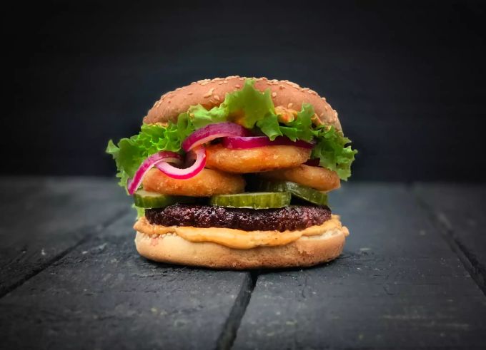Ein Burger mit veganem Chicken ist klimafreundlicher als das tierische Pendant. Burger